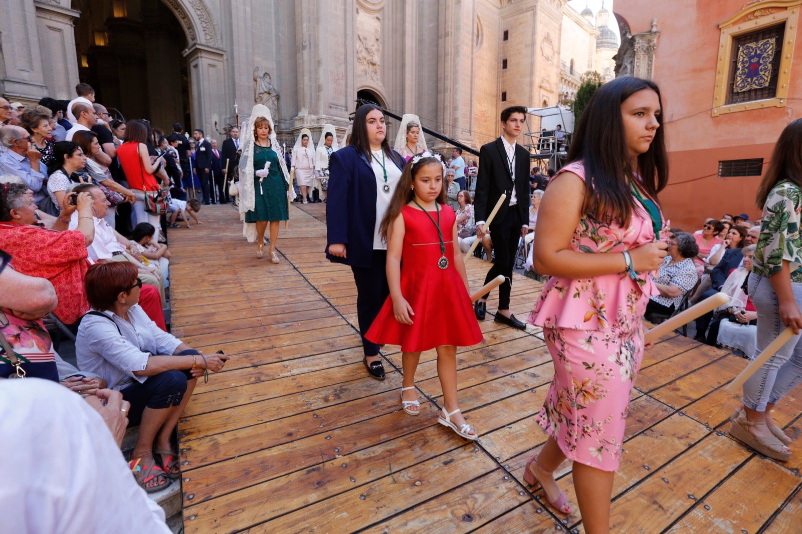 La plaza de las Pasiegas, abarrotada para recibir al Corpus Christi