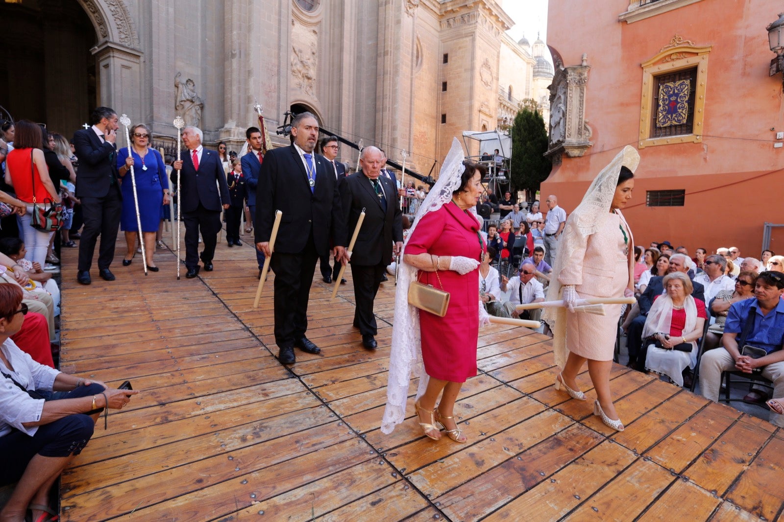 La plaza de las Pasiegas, abarrotada para recibir al Corpus Christi