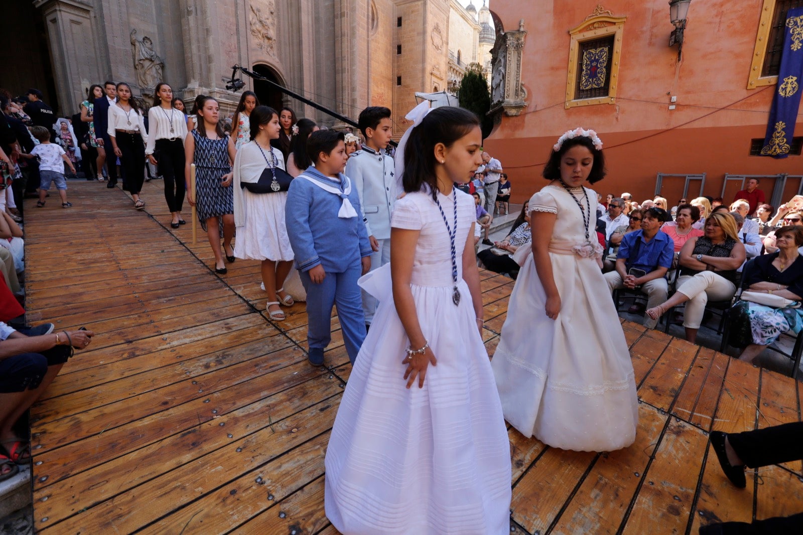 La plaza de las Pasiegas, abarrotada para recibir al Corpus Christi