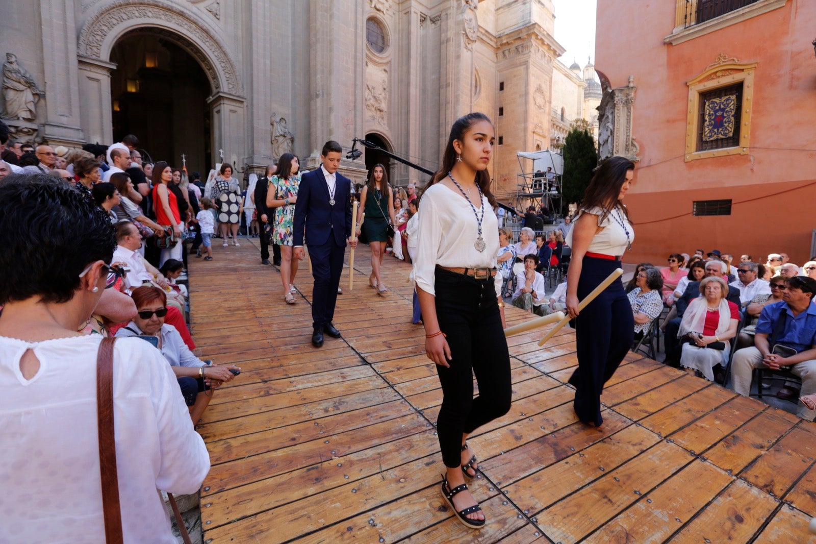 La plaza de las Pasiegas, abarrotada para recibir al Corpus Christi