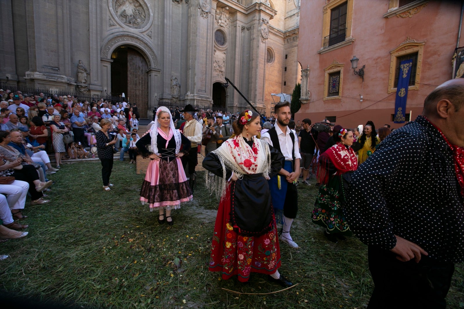 La plaza de las Pasiegas, abarrotada para recibir al Corpus Christi