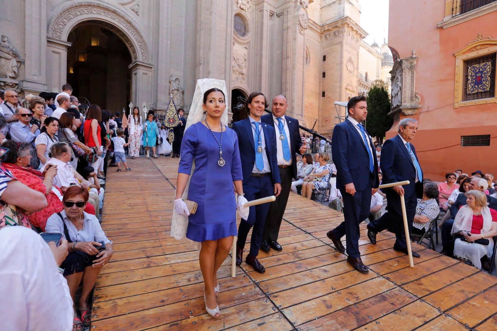 La plaza de las Pasiegas, abarrotada para recibir al Corpus Christi