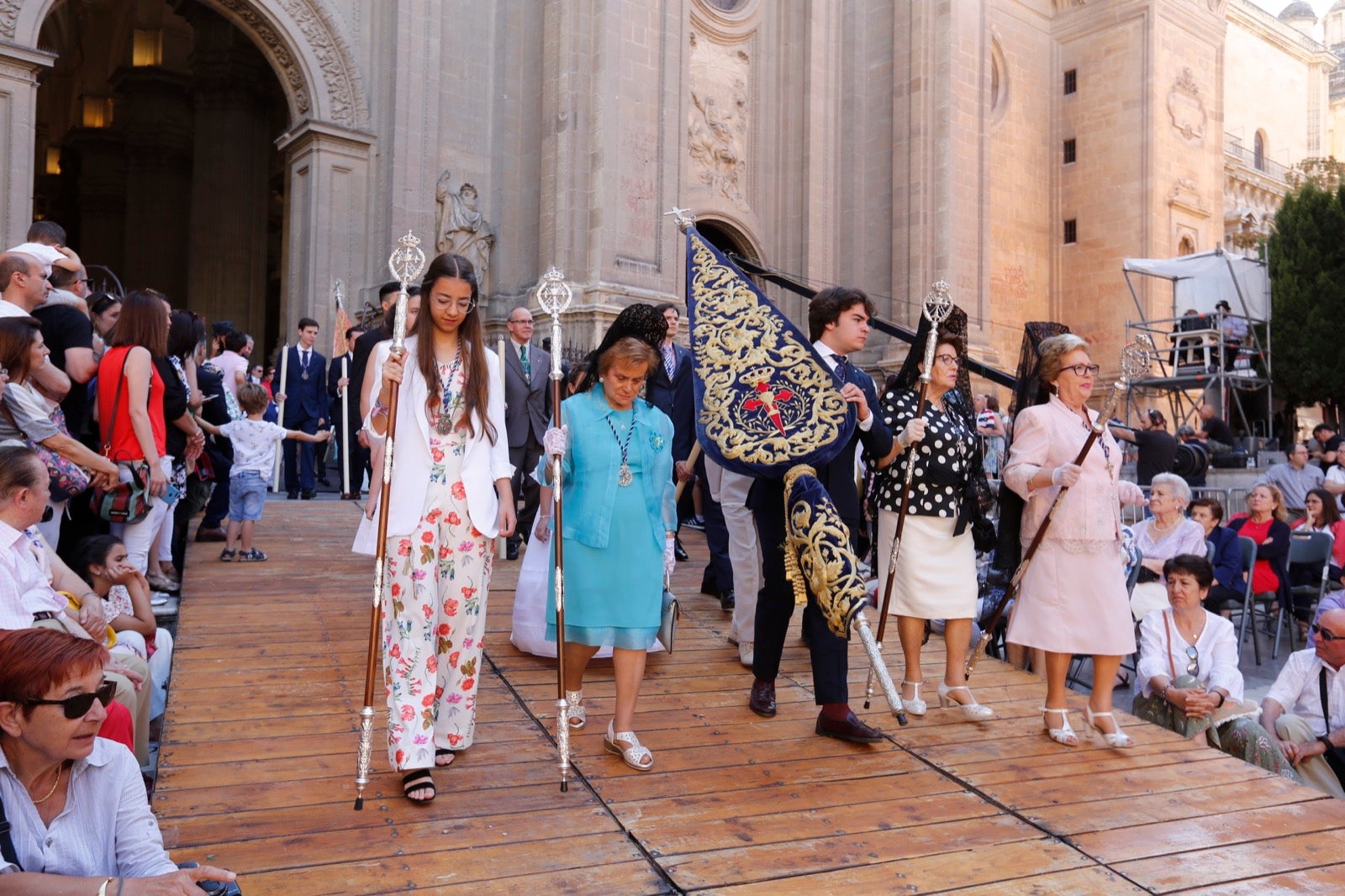 La plaza de las Pasiegas, abarrotada para recibir al Corpus Christi