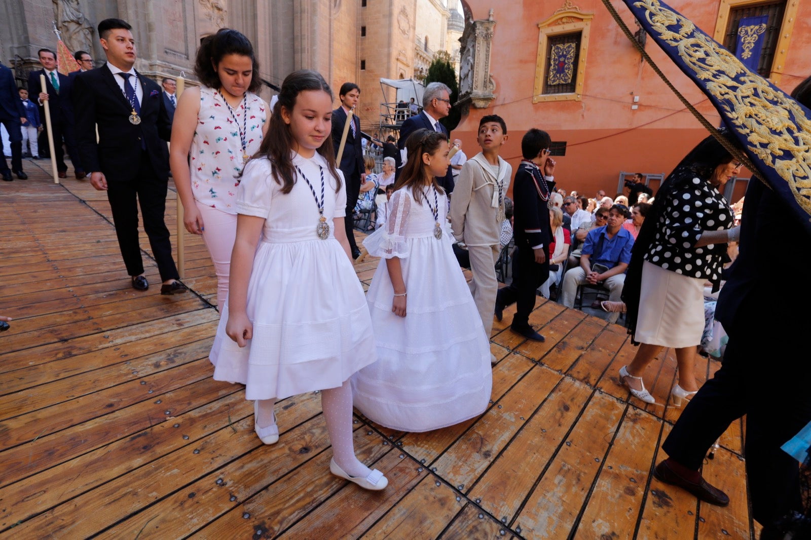 La plaza de las Pasiegas, abarrotada para recibir al Corpus Christi