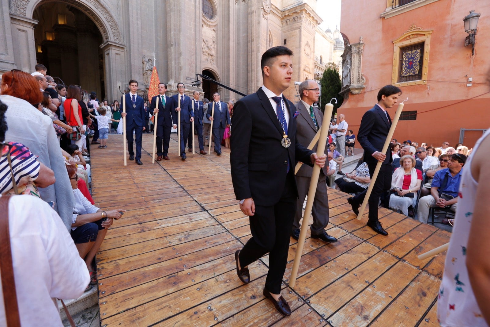 La plaza de las Pasiegas, abarrotada para recibir al Corpus Christi