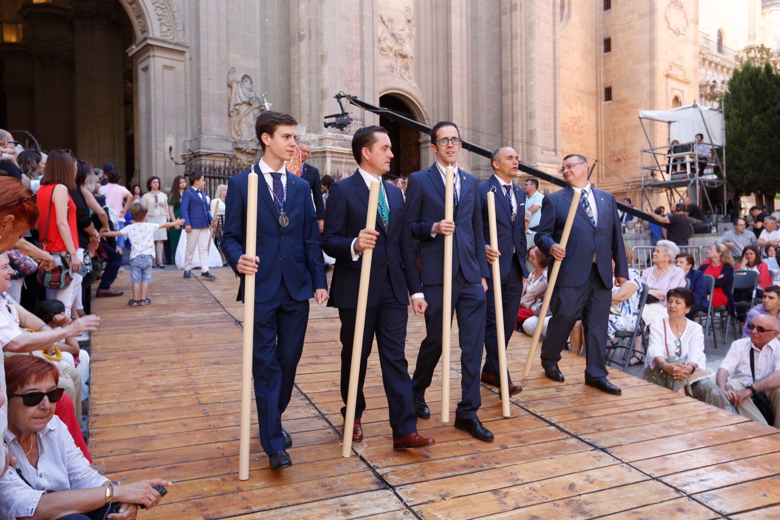 La plaza de las Pasiegas, abarrotada para recibir al Corpus Christi