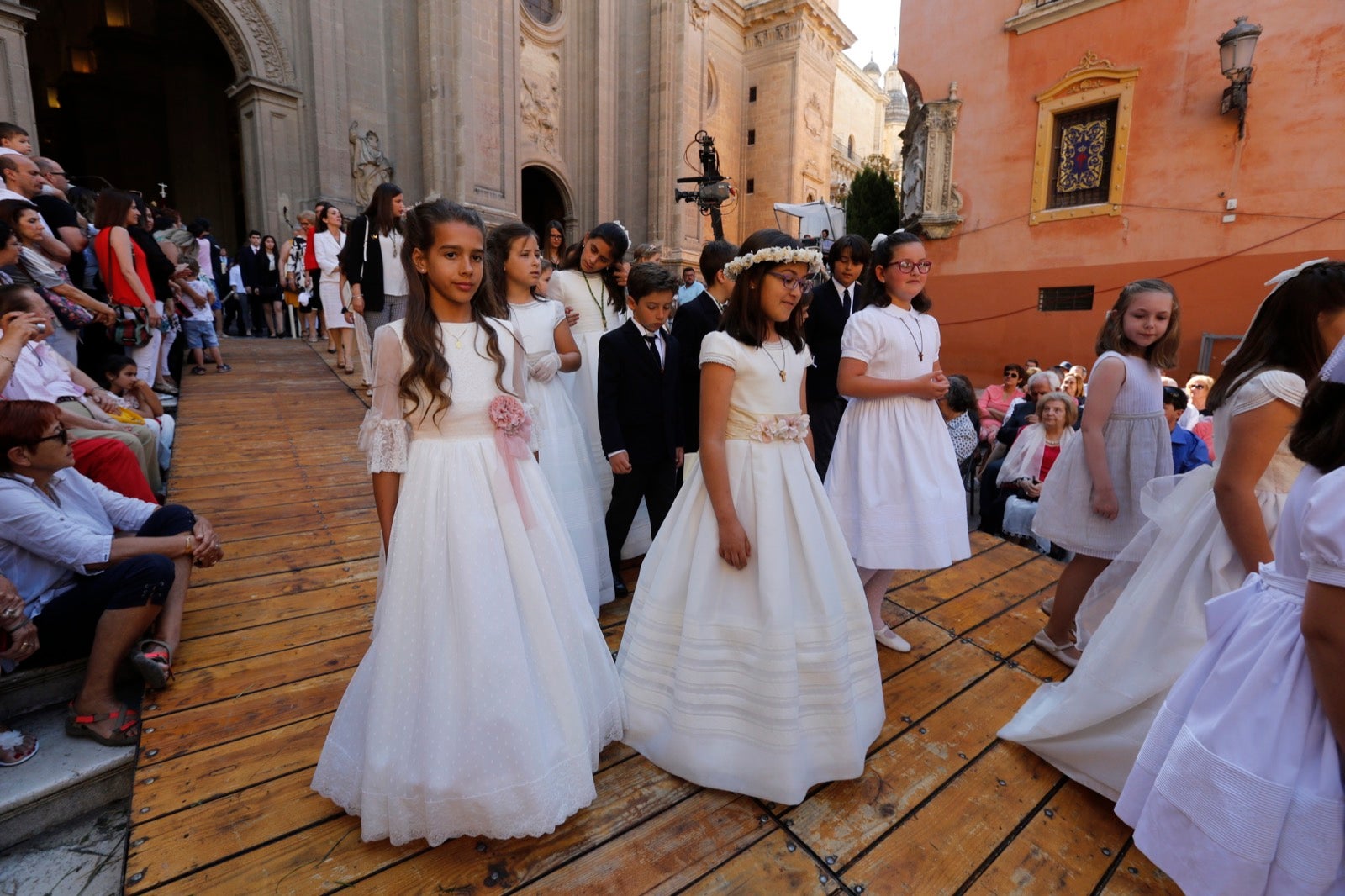 La plaza de las Pasiegas, abarrotada para recibir al Corpus Christi