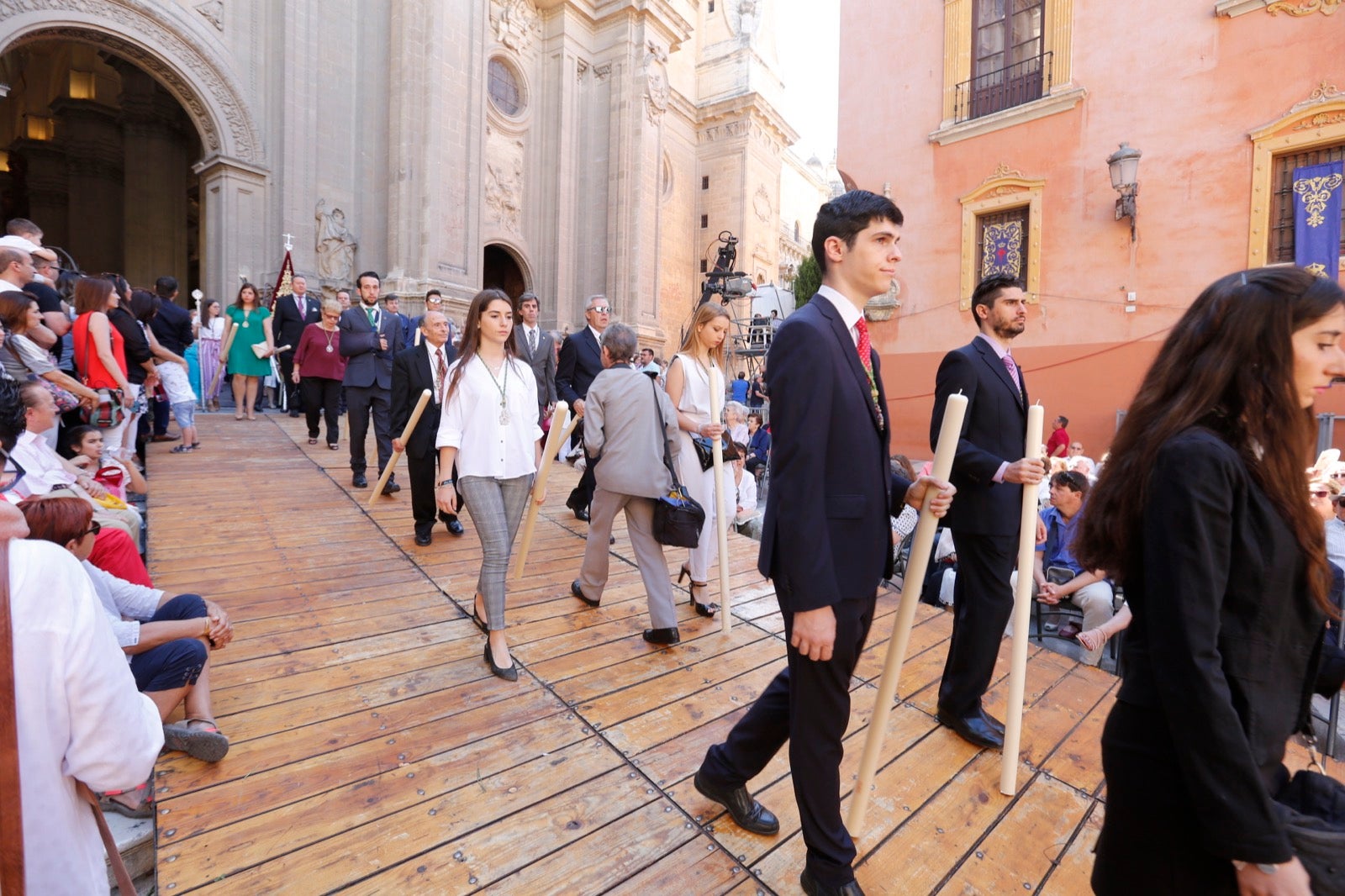 La plaza de las Pasiegas, abarrotada para recibir al Corpus Christi