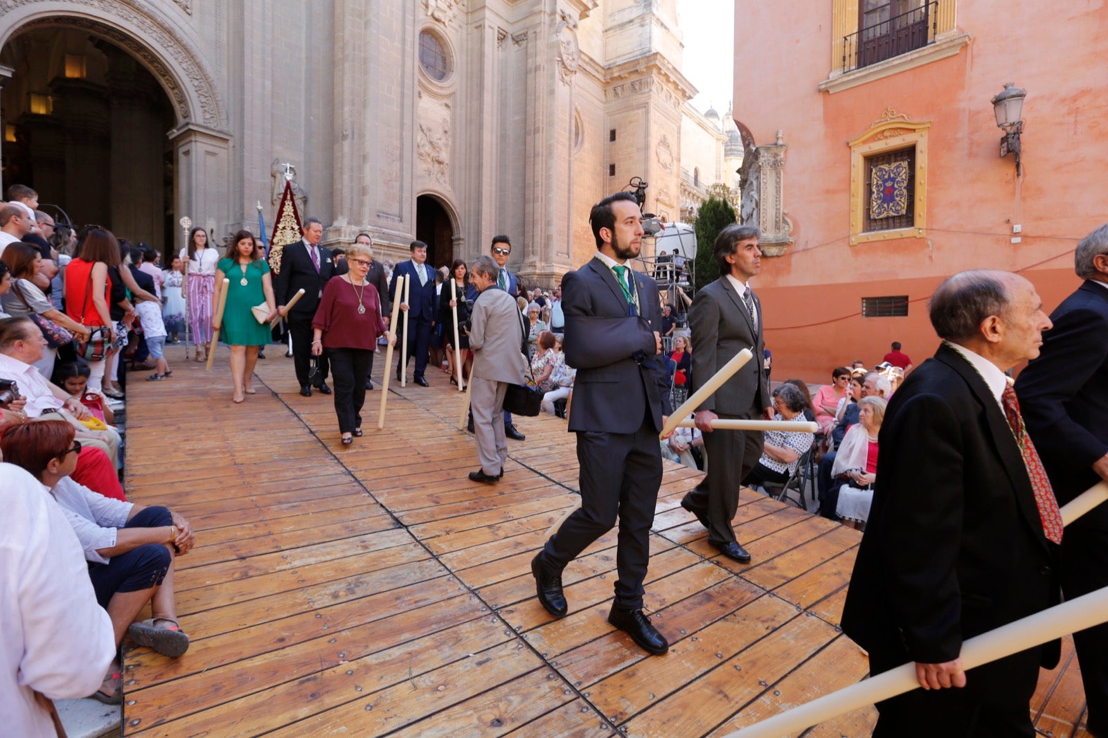 La plaza de las Pasiegas, abarrotada para recibir al Corpus Christi