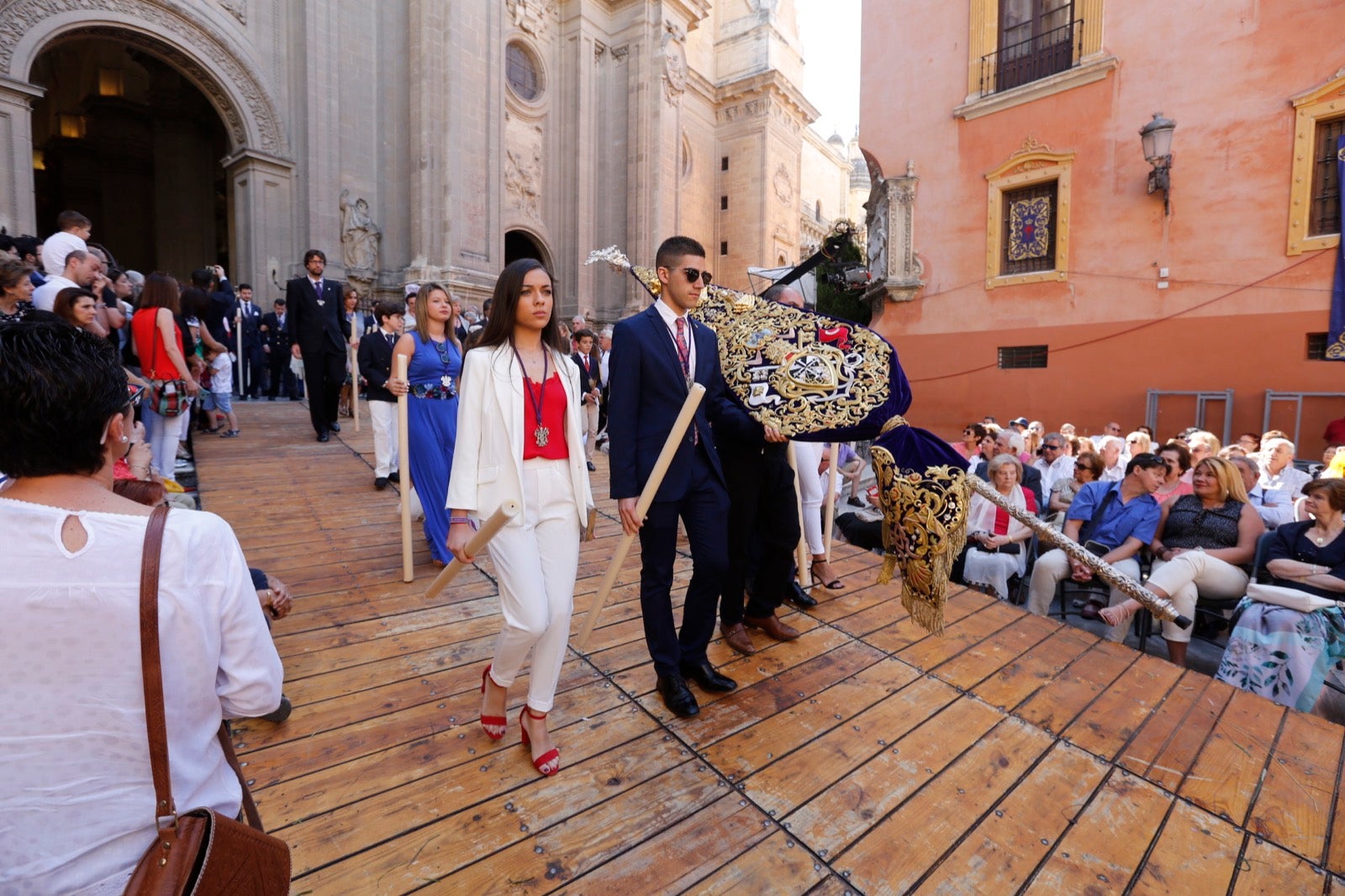 La plaza de las Pasiegas, abarrotada para recibir al Corpus Christi