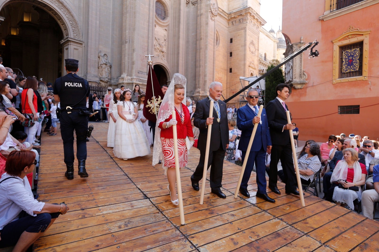 La plaza de las Pasiegas, abarrotada para recibir al Corpus Christi