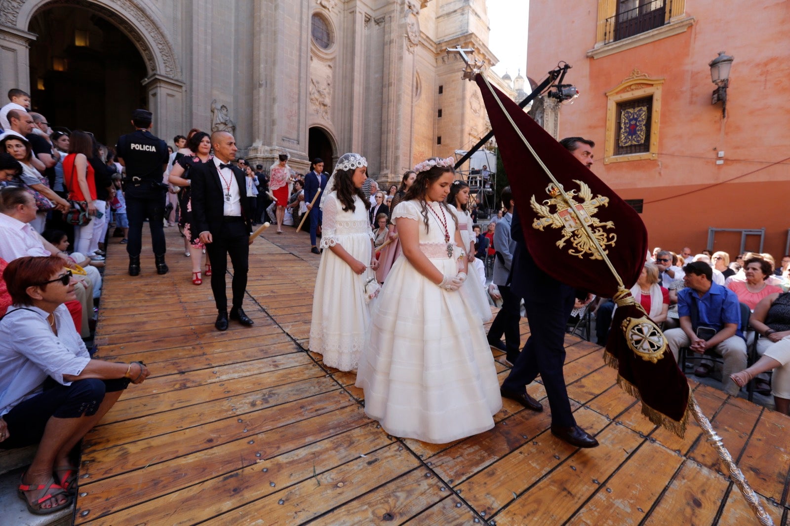 La plaza de las Pasiegas, abarrotada para recibir al Corpus Christi