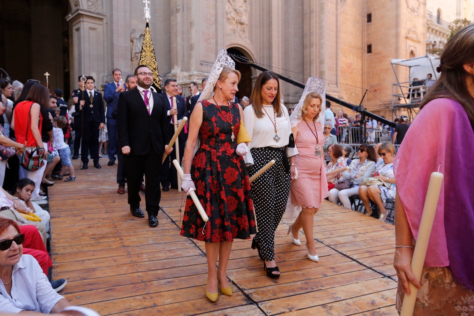 La plaza de las Pasiegas, abarrotada para recibir al Corpus Christi