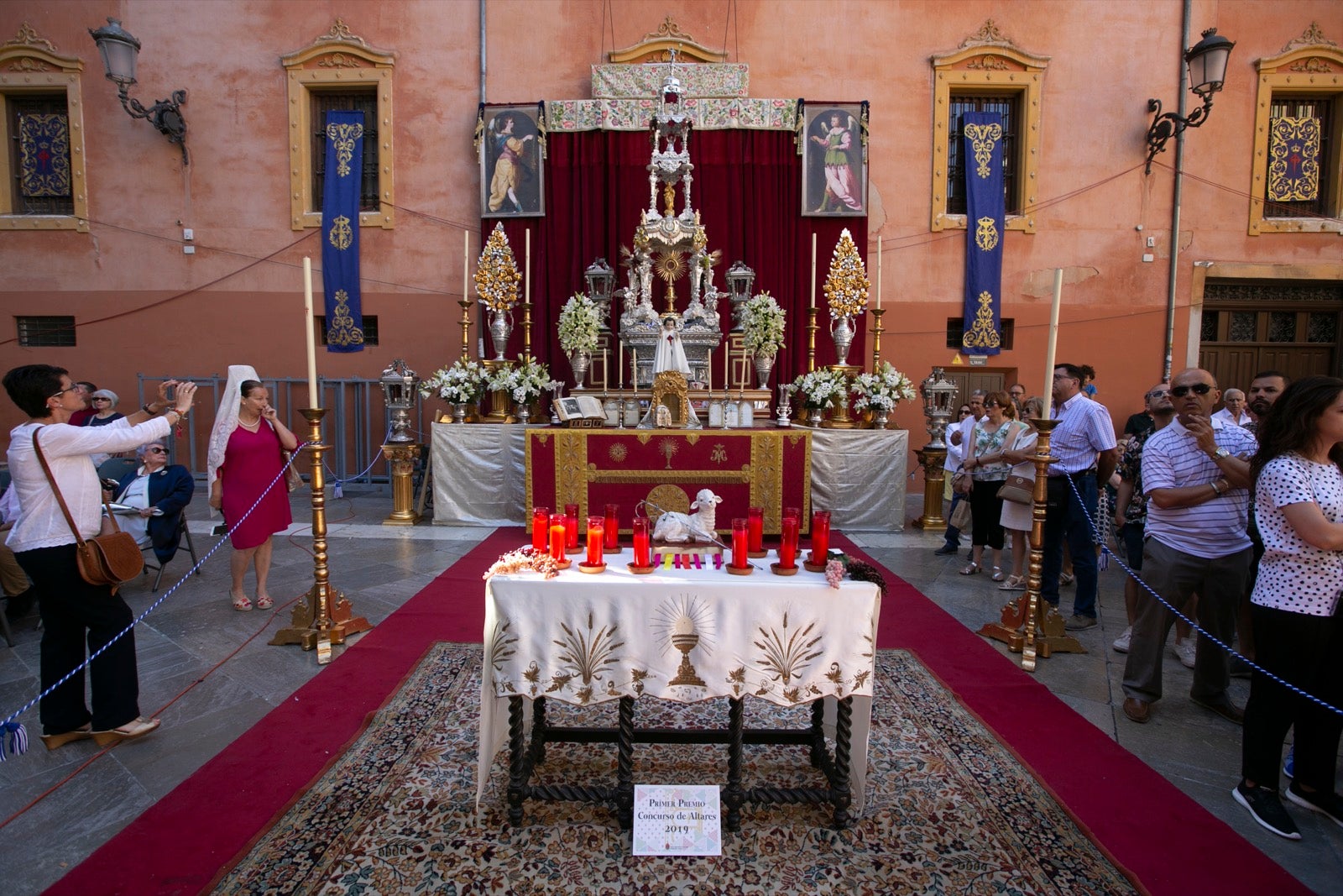 La plaza de las Pasiegas, abarrotada para recibir al Corpus Christi