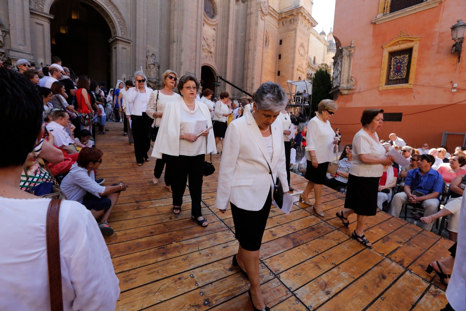 La plaza de las Pasiegas, abarrotada para recibir al Corpus Christi