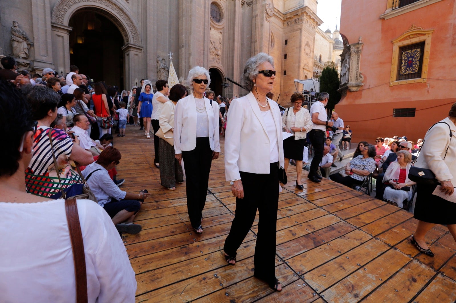 La plaza de las Pasiegas, abarrotada para recibir al Corpus Christi