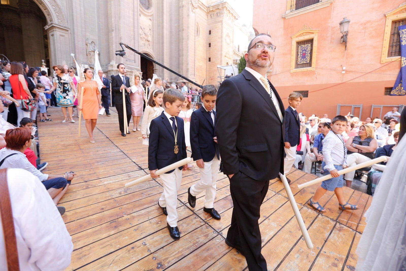 La plaza de las Pasiegas, abarrotada para recibir al Corpus Christi