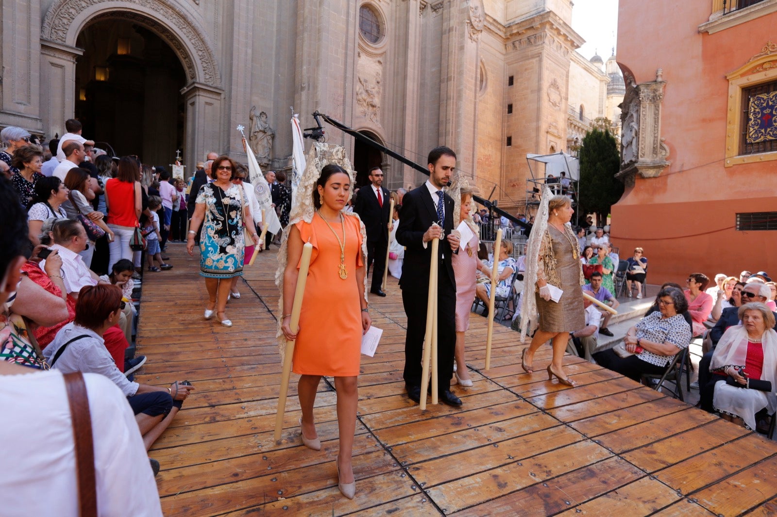 La plaza de las Pasiegas, abarrotada para recibir al Corpus Christi