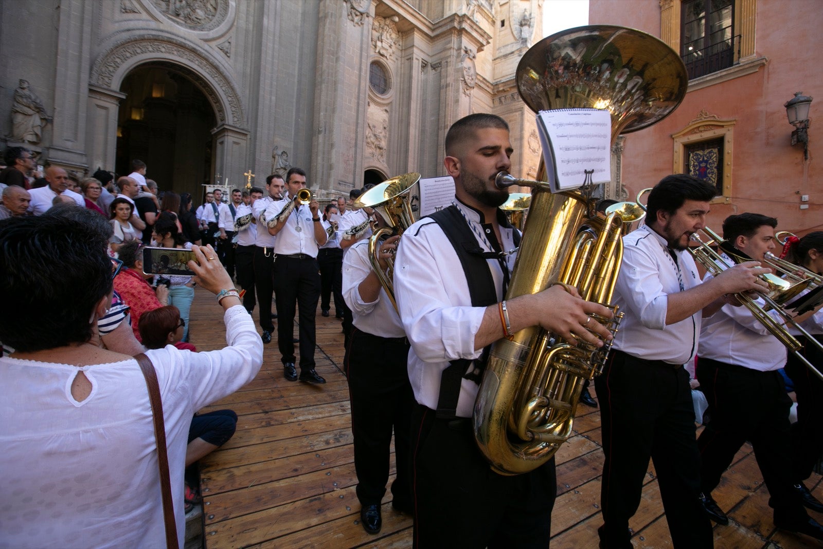 La plaza de las Pasiegas, abarrotada para recibir al Corpus Christi