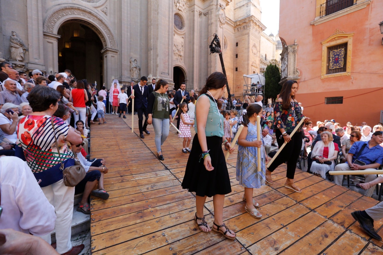 La plaza de las Pasiegas, abarrotada para recibir al Corpus Christi