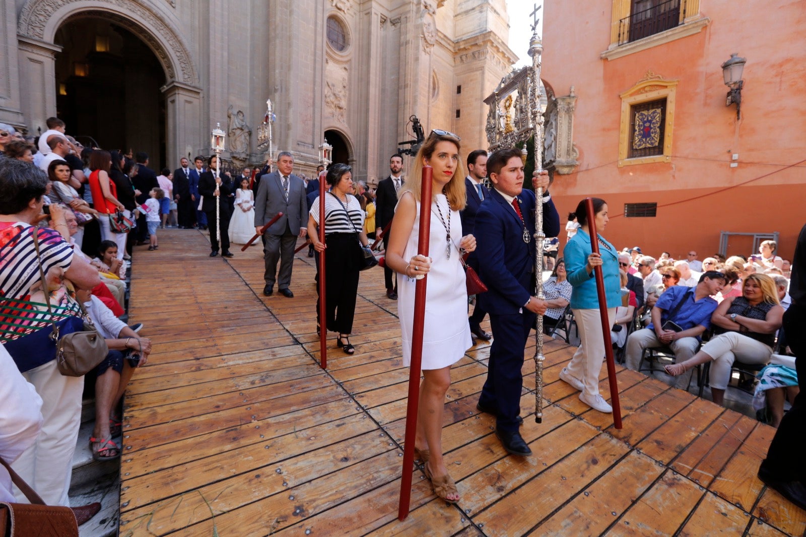 La plaza de las Pasiegas, abarrotada para recibir al Corpus Christi