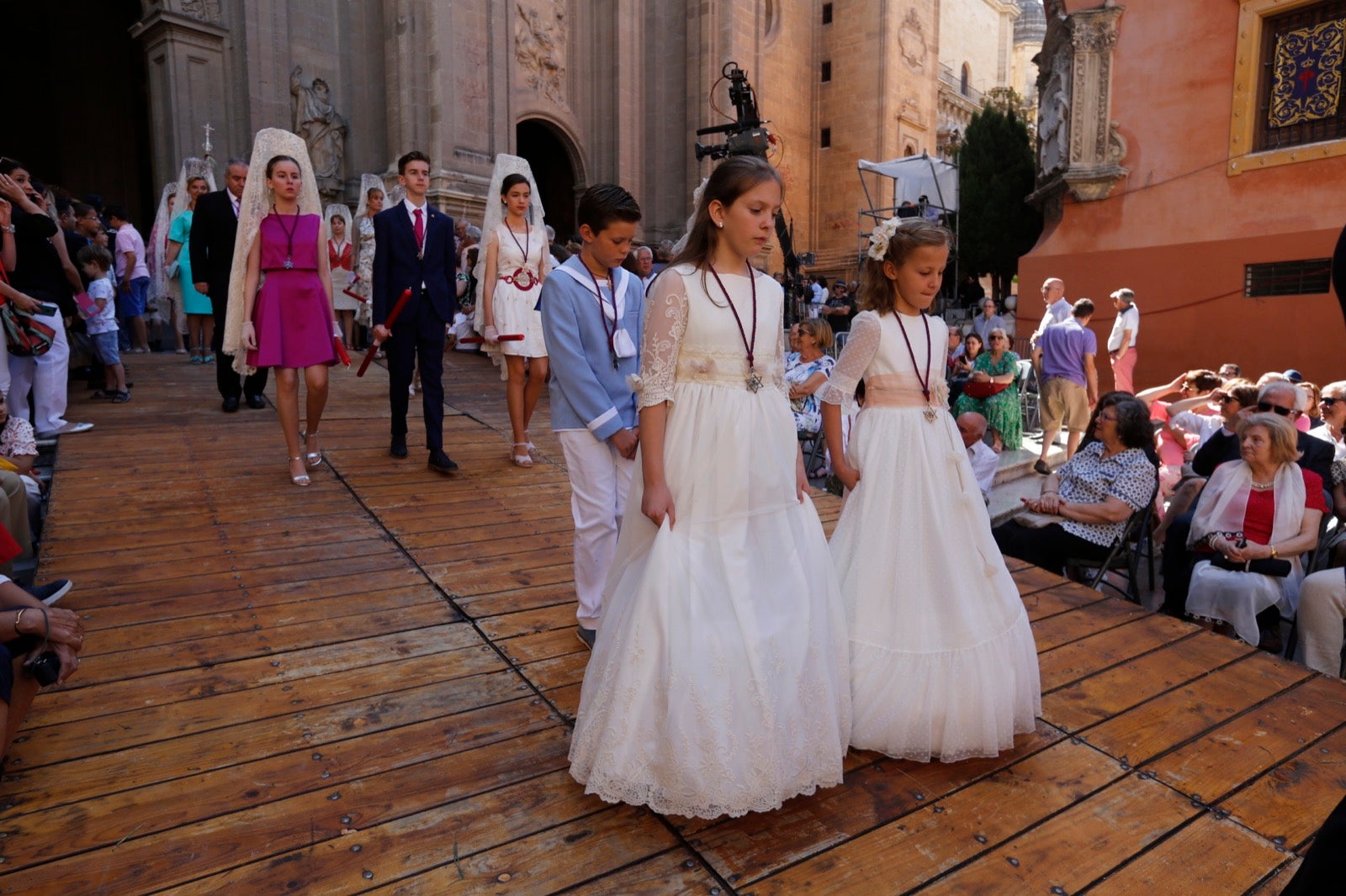 La plaza de las Pasiegas, abarrotada para recibir al Corpus Christi