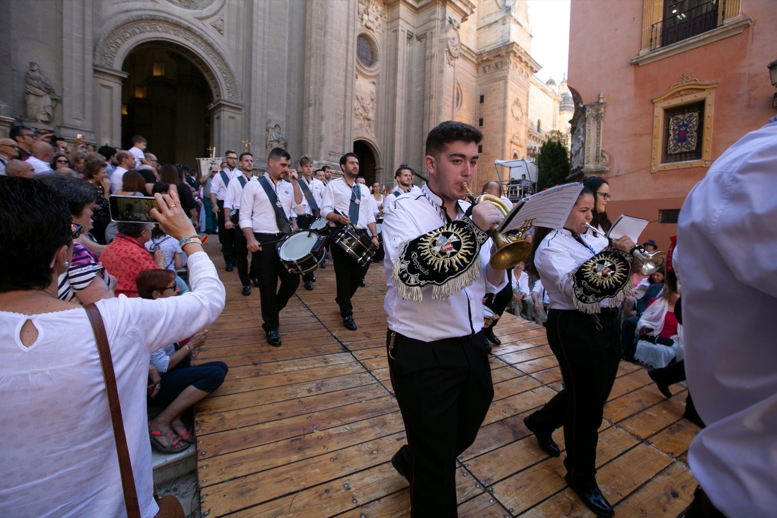 La plaza de las Pasiegas, abarrotada para recibir al Corpus Christi