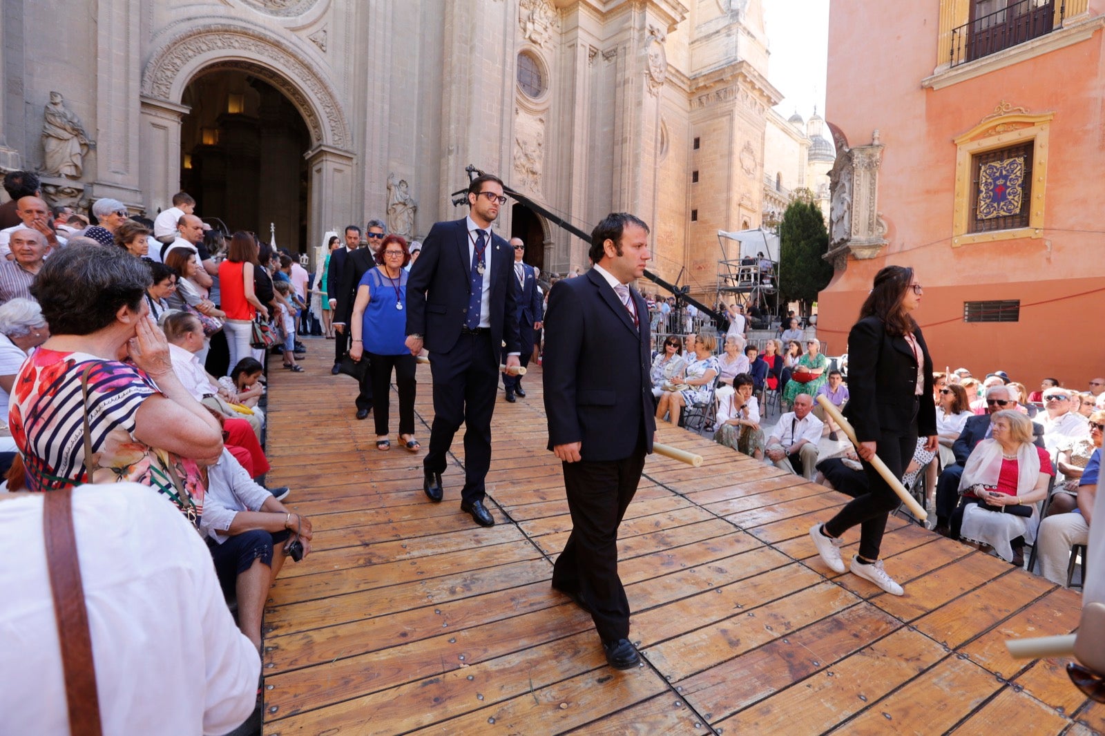 La plaza de las Pasiegas, abarrotada para recibir al Corpus Christi