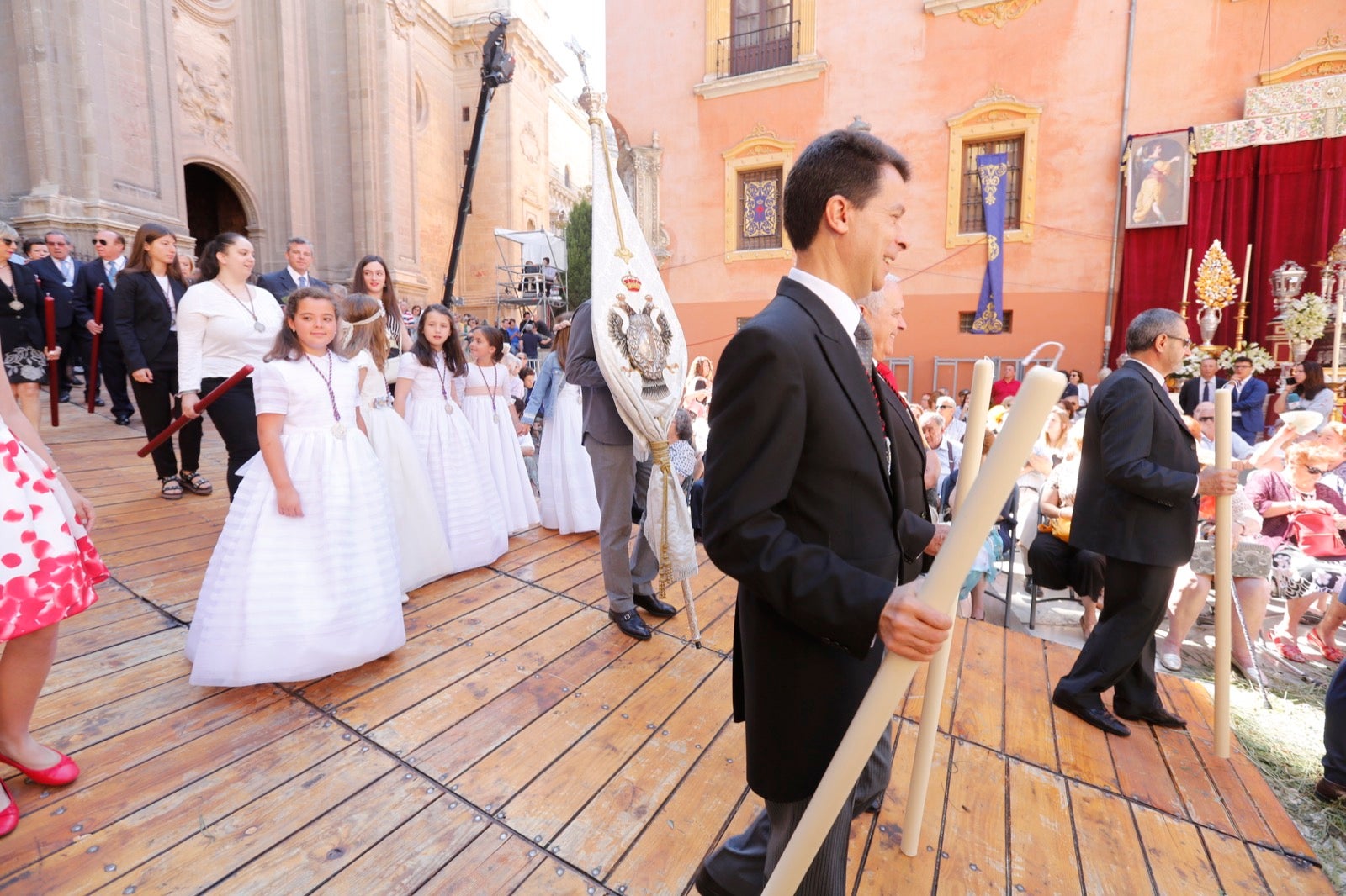 La plaza de las Pasiegas, abarrotada para recibir al Corpus Christi