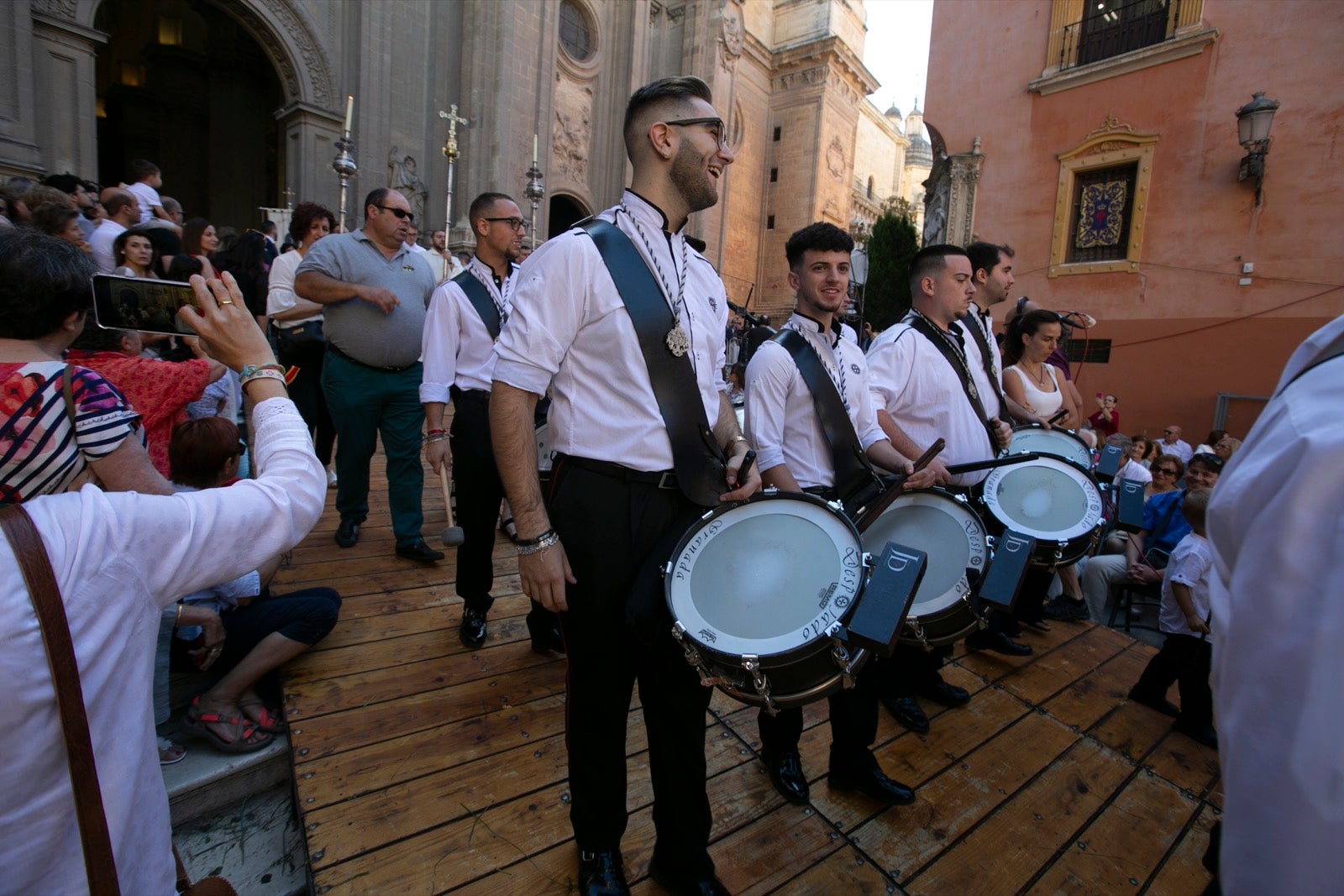 La plaza de las Pasiegas, abarrotada para recibir al Corpus Christi