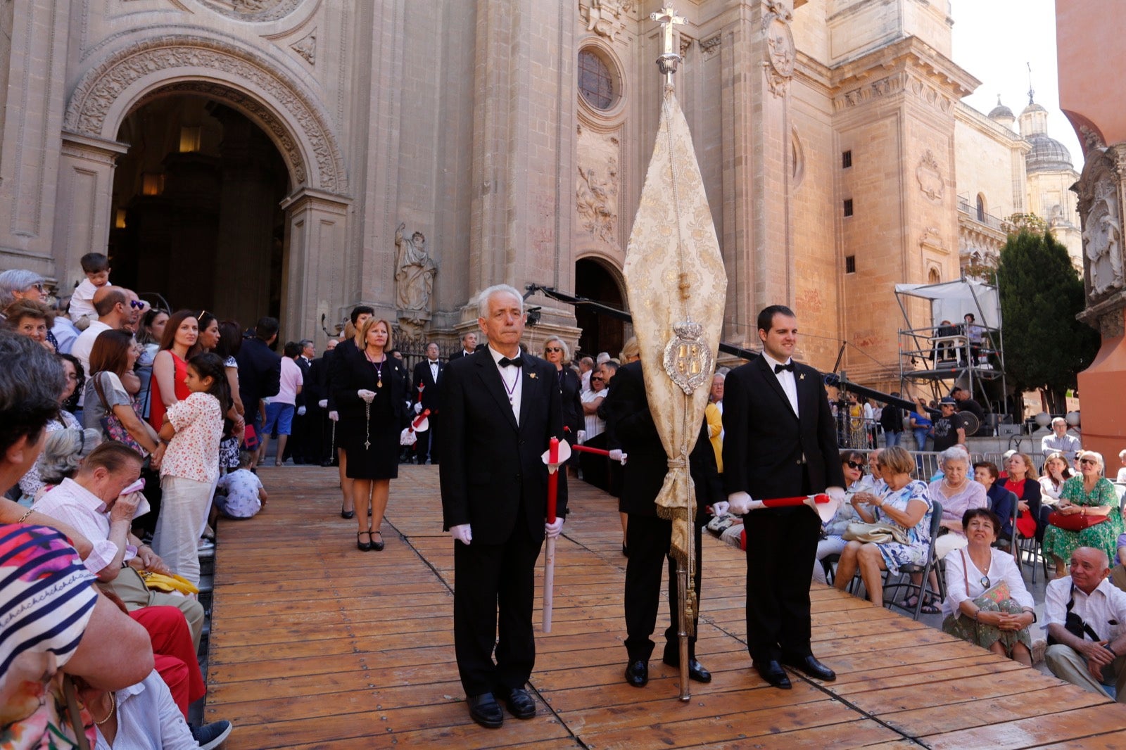 La plaza de las Pasiegas, abarrotada para recibir al Corpus Christi