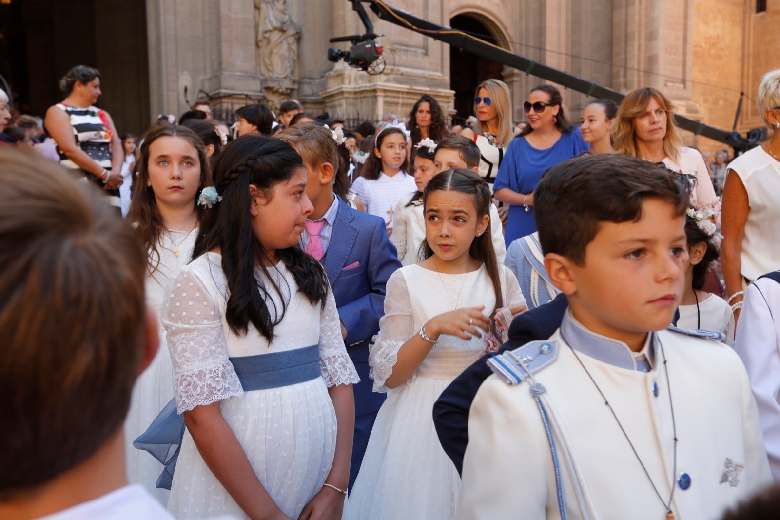 La plaza de las Pasiegas, abarrotada para recibir al Corpus Christi