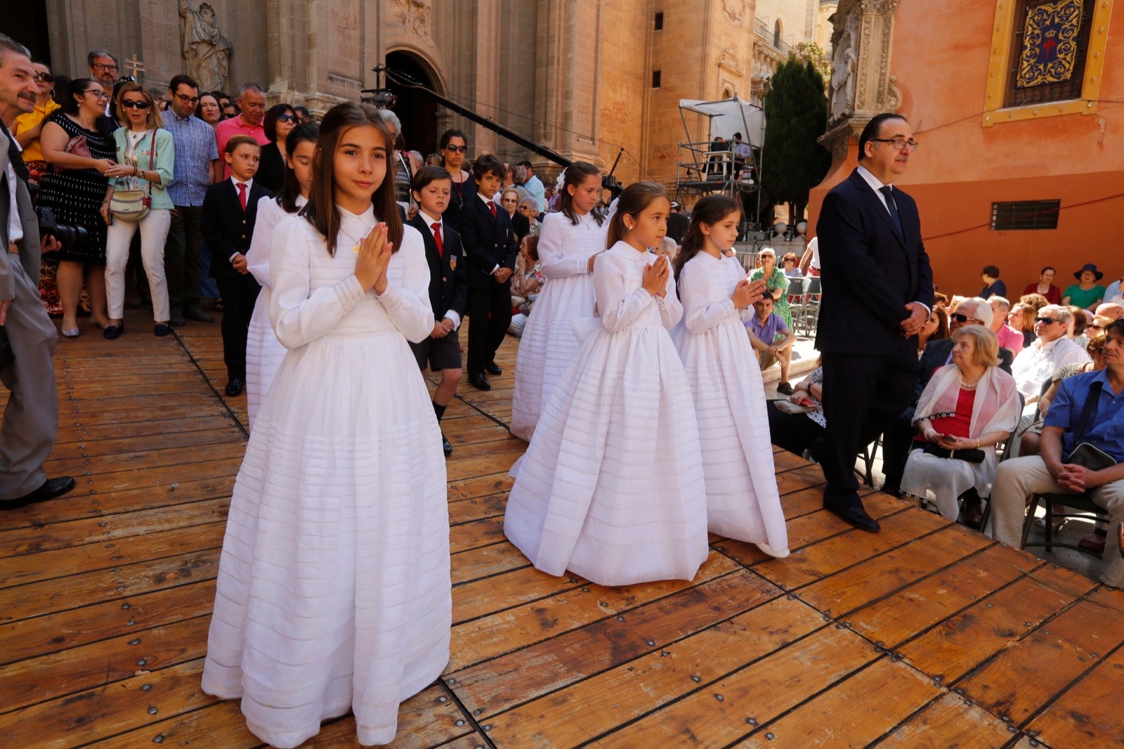 La plaza de las Pasiegas, abarrotada para recibir al Corpus Christi