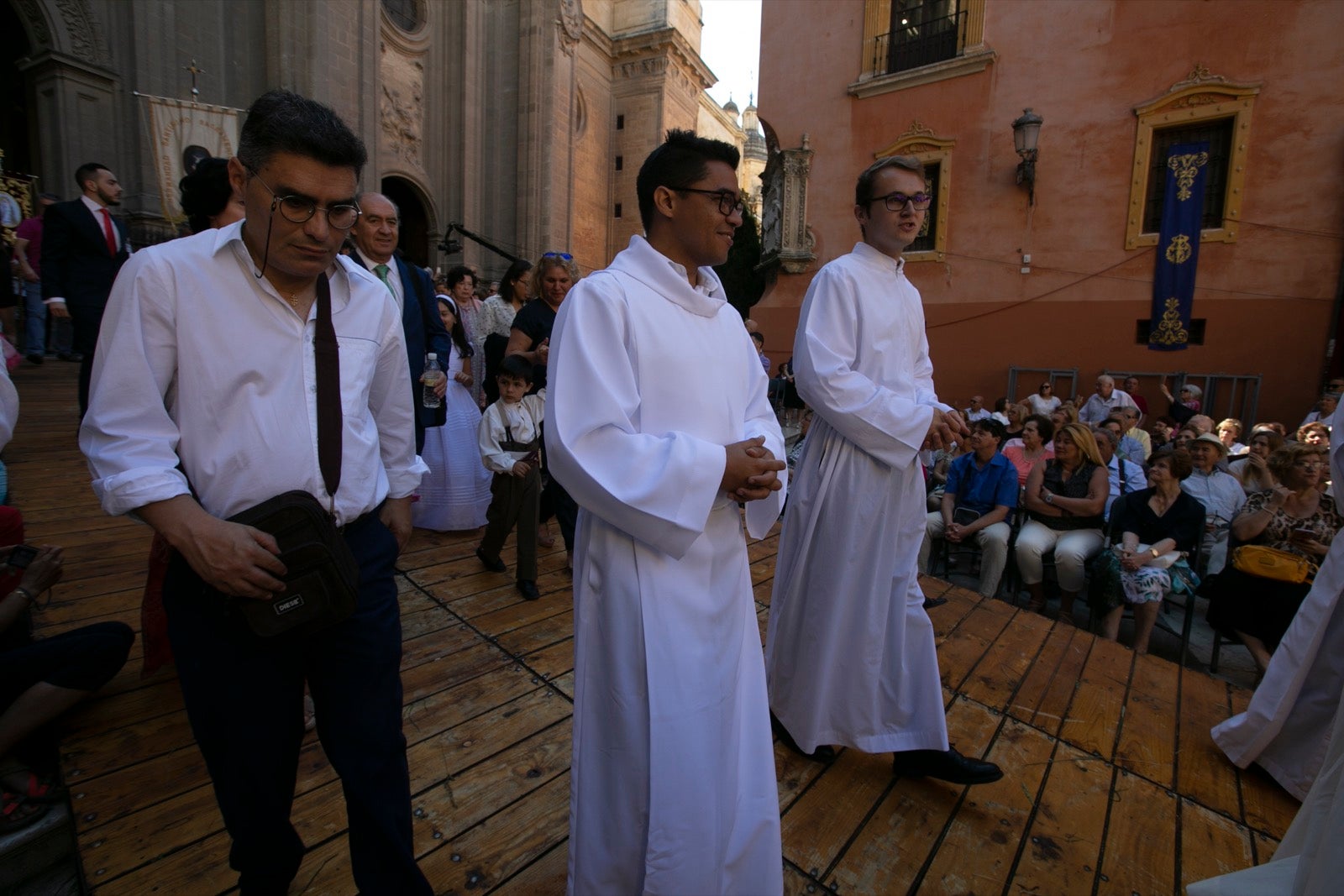 La plaza de las Pasiegas, abarrotada para recibir al Corpus Christi