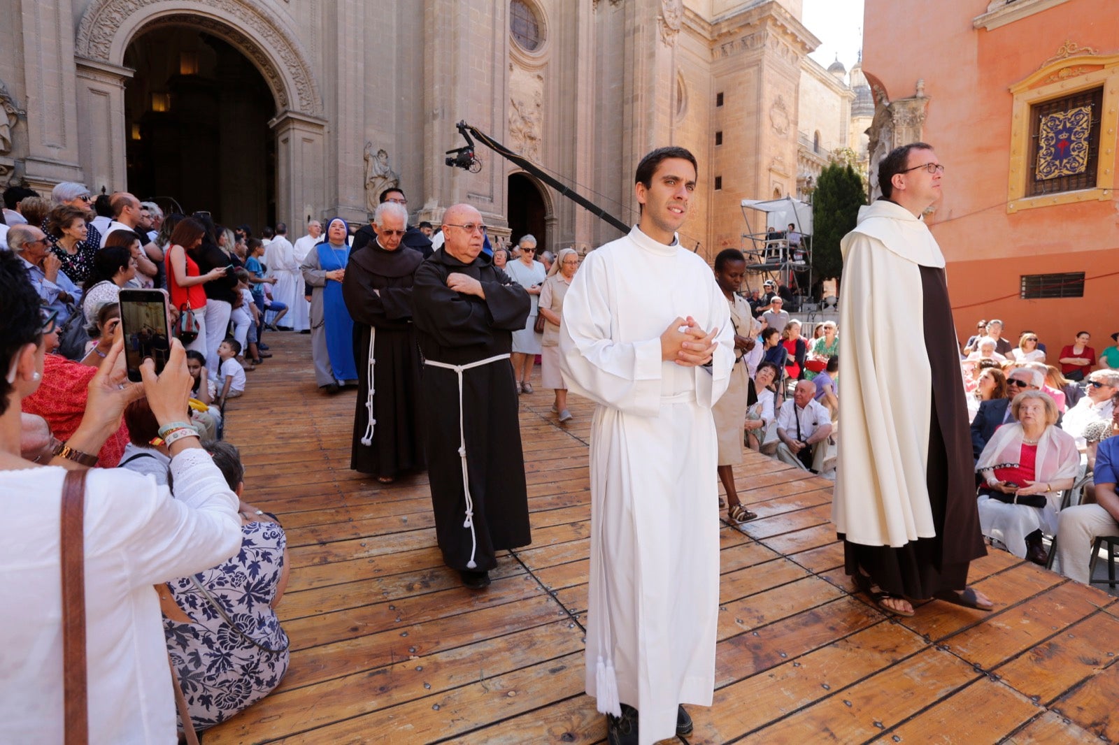 La plaza de las Pasiegas, abarrotada para recibir al Corpus Christi