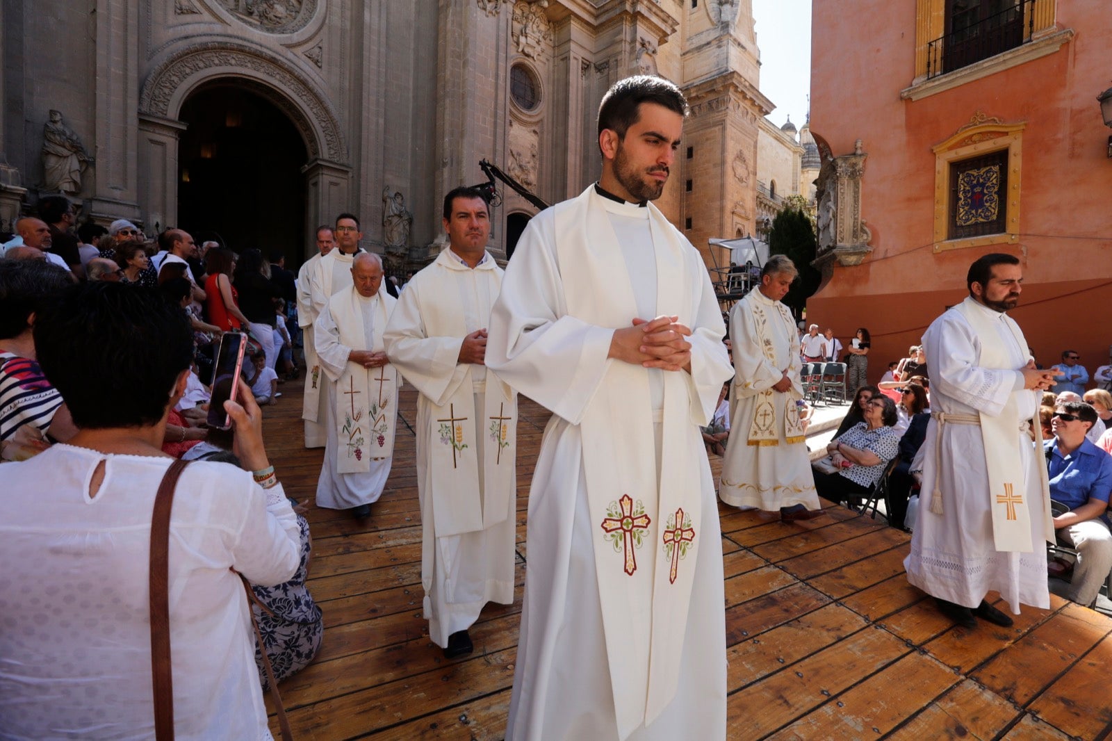 La plaza de las Pasiegas, abarrotada para recibir al Corpus Christi