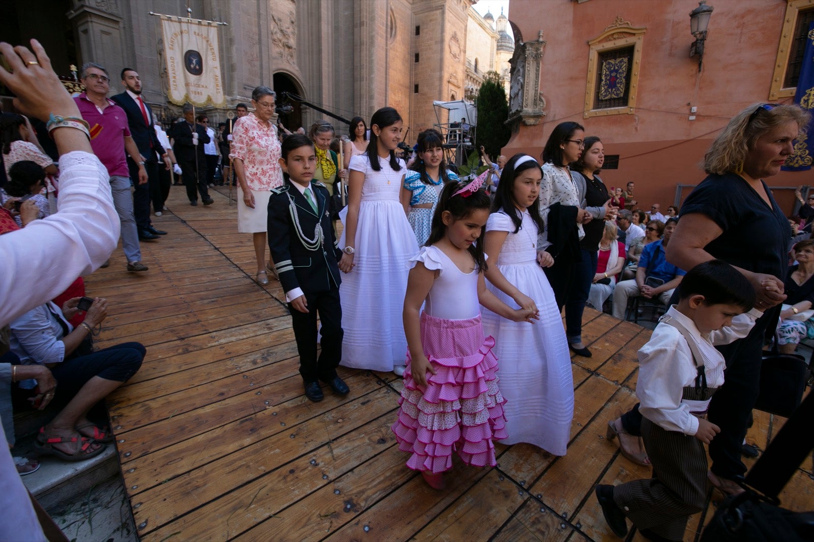 La plaza de las Pasiegas, abarrotada para recibir al Corpus Christi