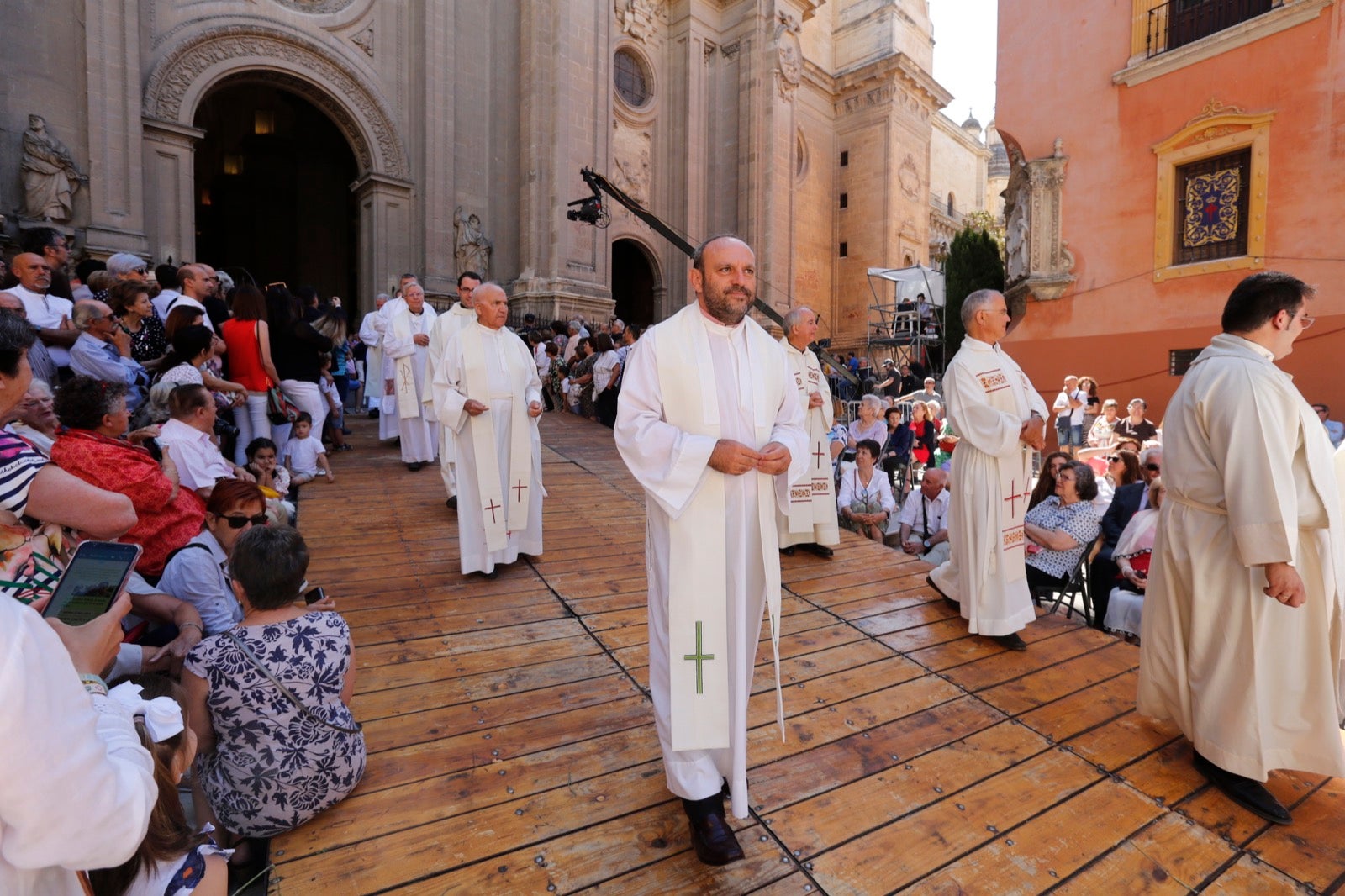 La plaza de las Pasiegas, abarrotada para recibir al Corpus Christi