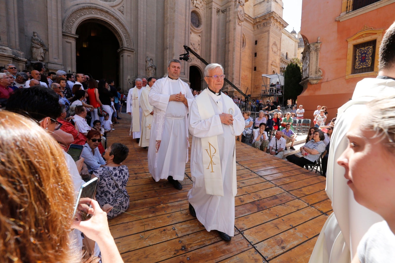 La plaza de las Pasiegas, abarrotada para recibir al Corpus Christi