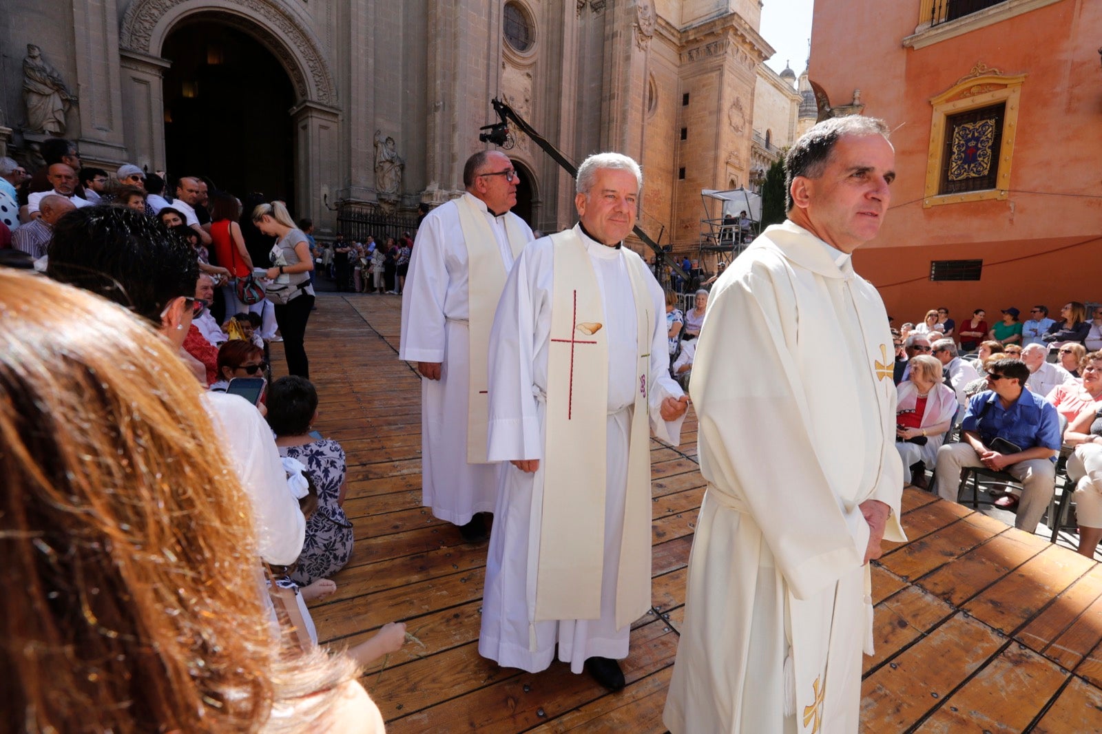 La plaza de las Pasiegas, abarrotada para recibir al Corpus Christi