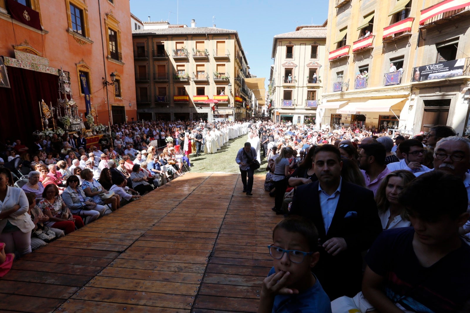 La plaza de las Pasiegas, abarrotada para recibir al Corpus Christi