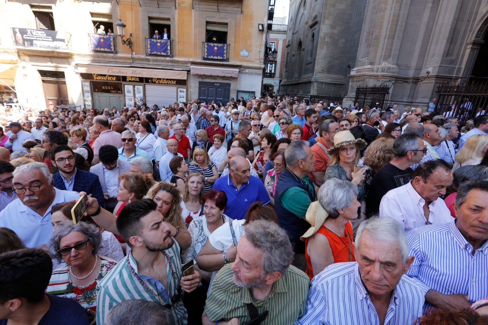 La plaza de las Pasiegas, abarrotada para recibir al Corpus Christi