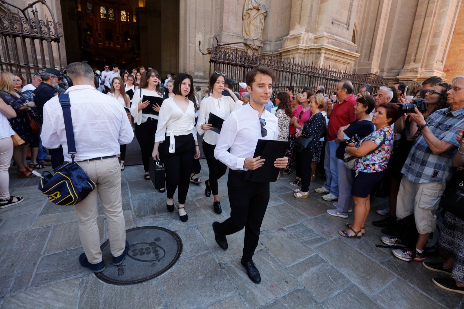 La plaza de las Pasiegas, abarrotada para recibir al Corpus Christi