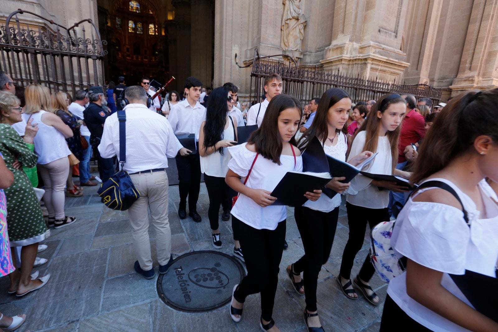 La plaza de las Pasiegas, abarrotada para recibir al Corpus Christi