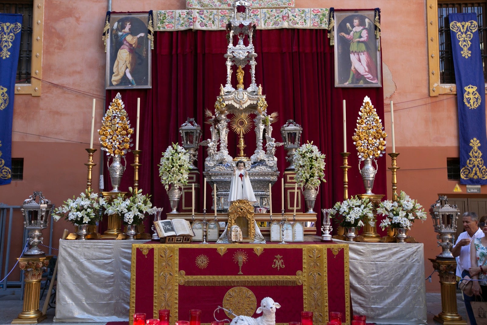 La plaza de las Pasiegas, abarrotada para recibir al Corpus Christi