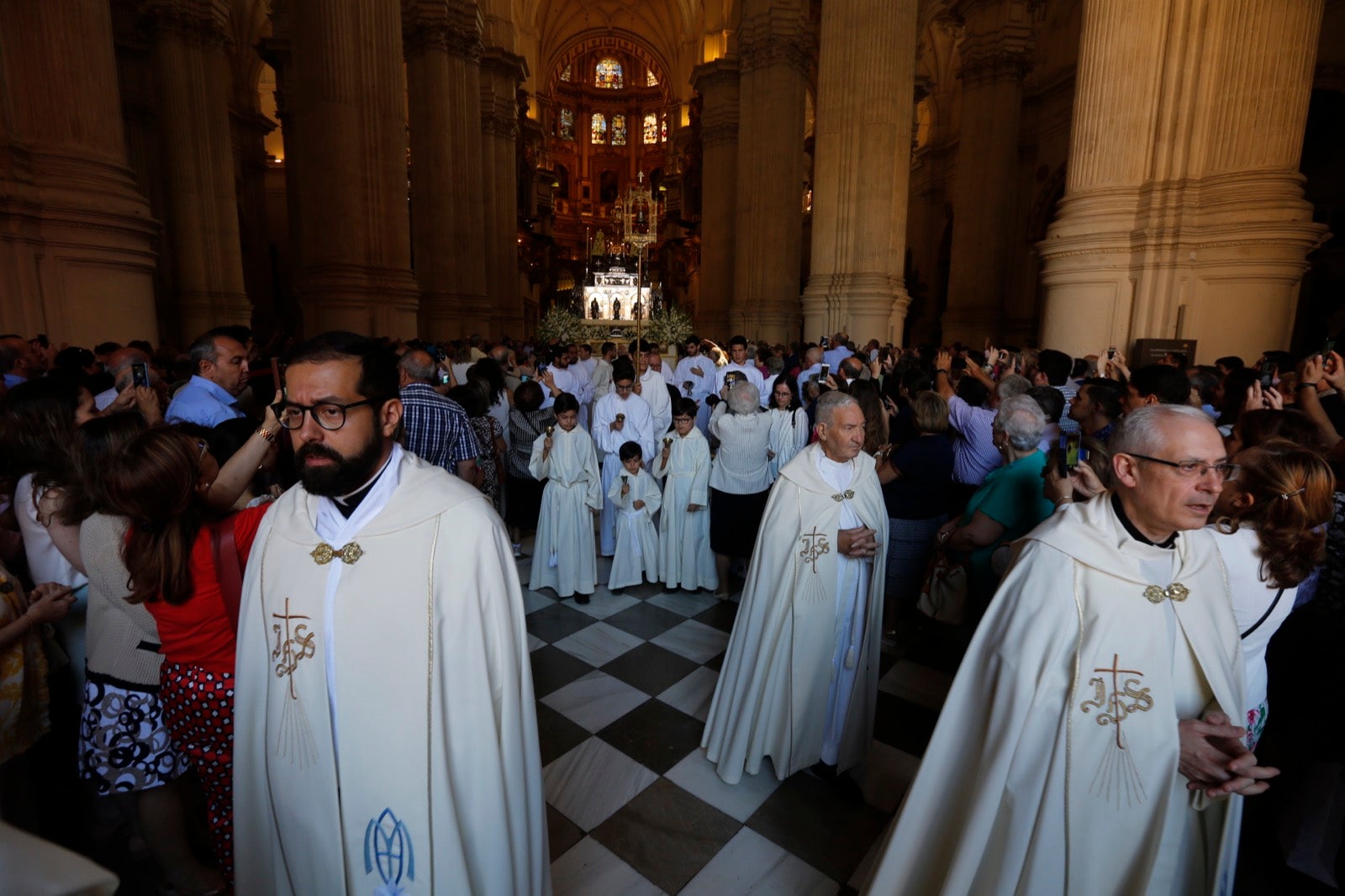 La plaza de las Pasiegas, abarrotada para recibir al Corpus Christi