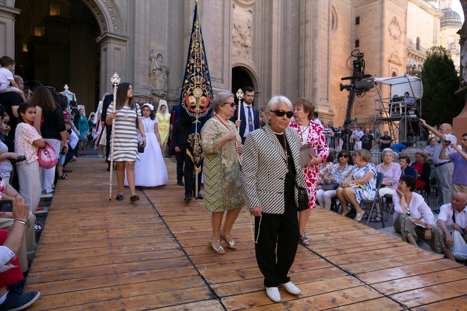 La plaza de las Pasiegas, abarrotada para recibir al Corpus Christi