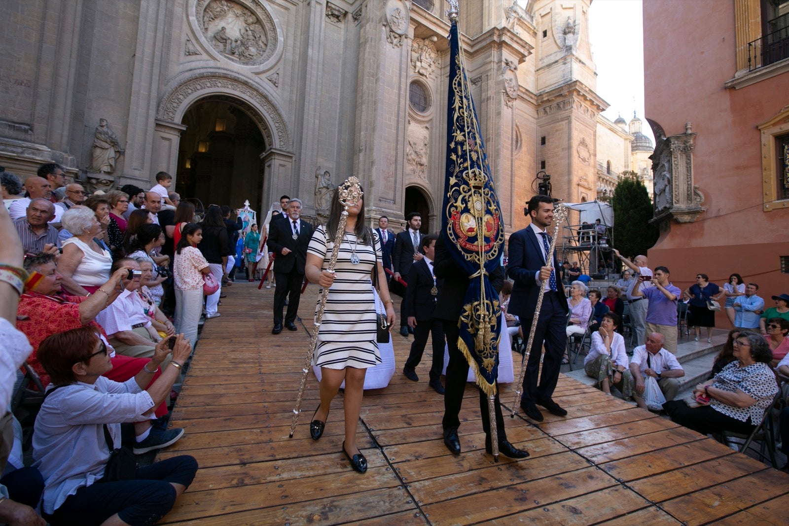 La plaza de las Pasiegas, abarrotada para recibir al Corpus Christi