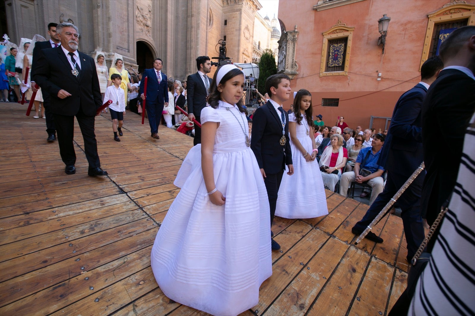 La plaza de las Pasiegas, abarrotada para recibir al Corpus Christi