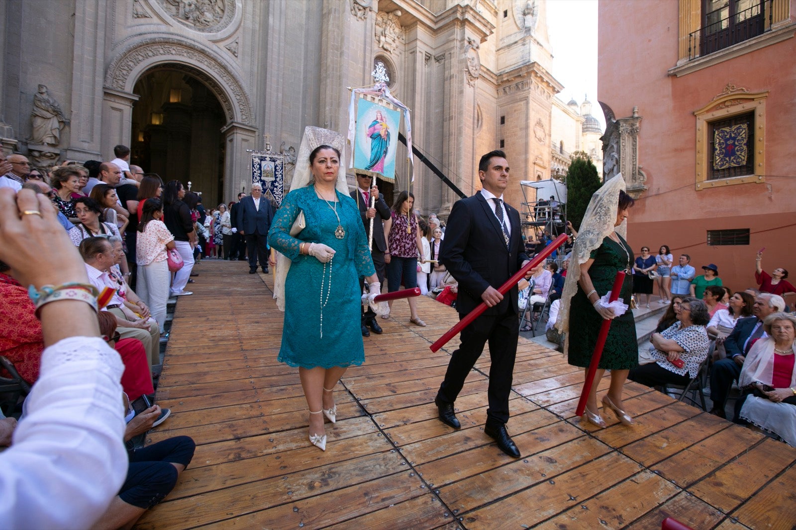 La plaza de las Pasiegas, abarrotada para recibir al Corpus Christi